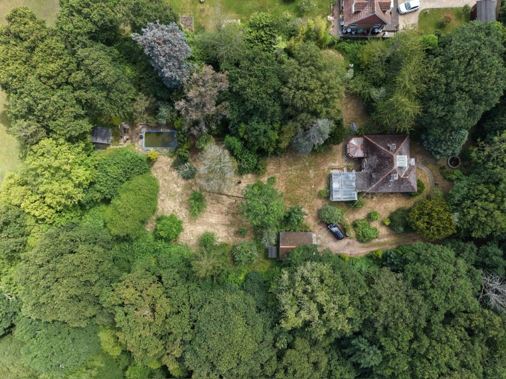 Lot: 140 - CHALET BUNGALOW ON ONE ACRE PLOT IN SEMI-RURAL LOCATION - Birds eye view of the property and garden